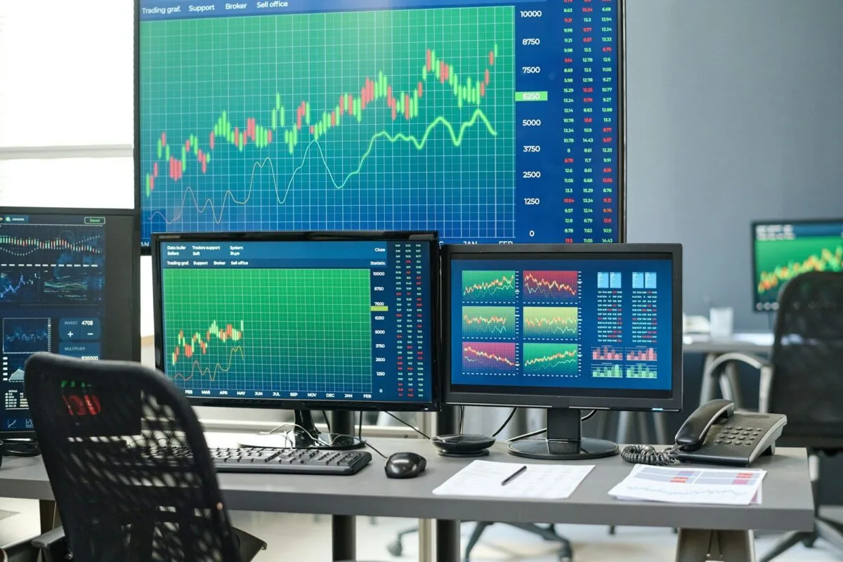 Graphiques de trading affichant des statistiques sur plusieurs écrans